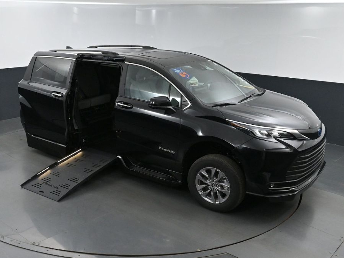 2025 TOYOTA SIENNA - Image 18