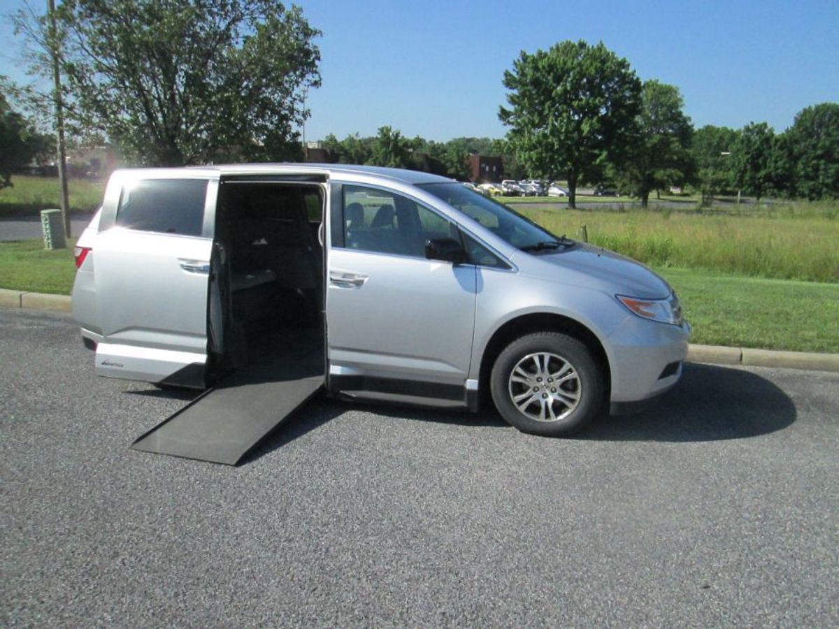  Honda Odyssey with Side Entry Automatic In Floor ramp