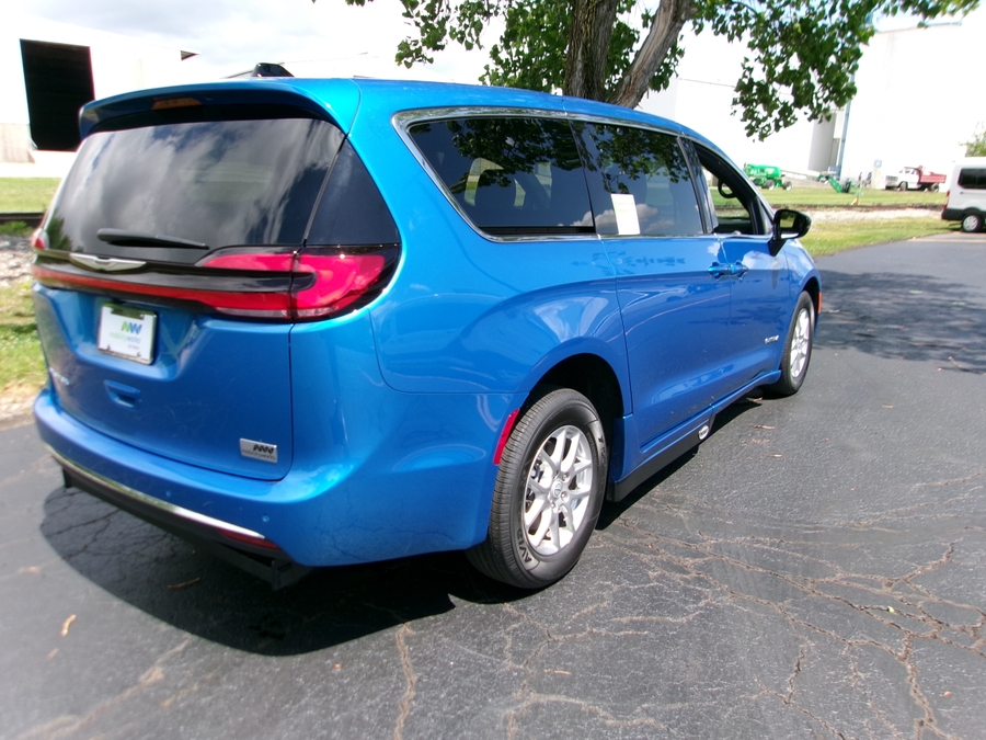 Blue Chrysler Pacifica image number 21