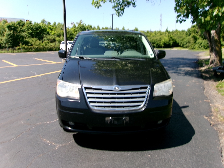 Black Chrysler Town and Country image number 26