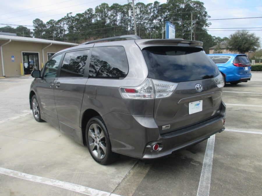 2011 TOYOTA SIENNA - Image 4