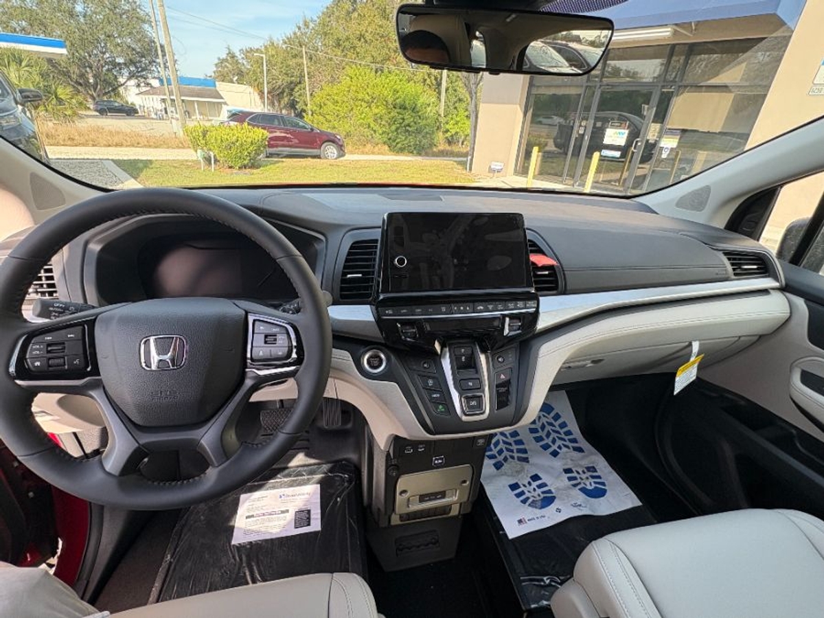 Red Honda Odyssey image number 5