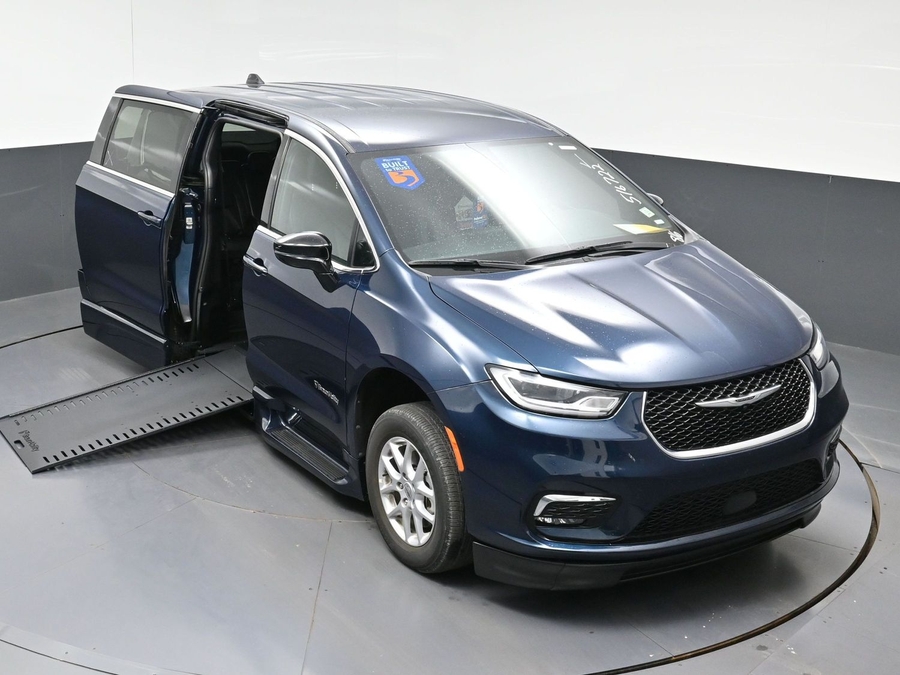 Used 2025 Chrysler Pacifica Select - BraunAbility Side Entry In Floor Automatic Ramp