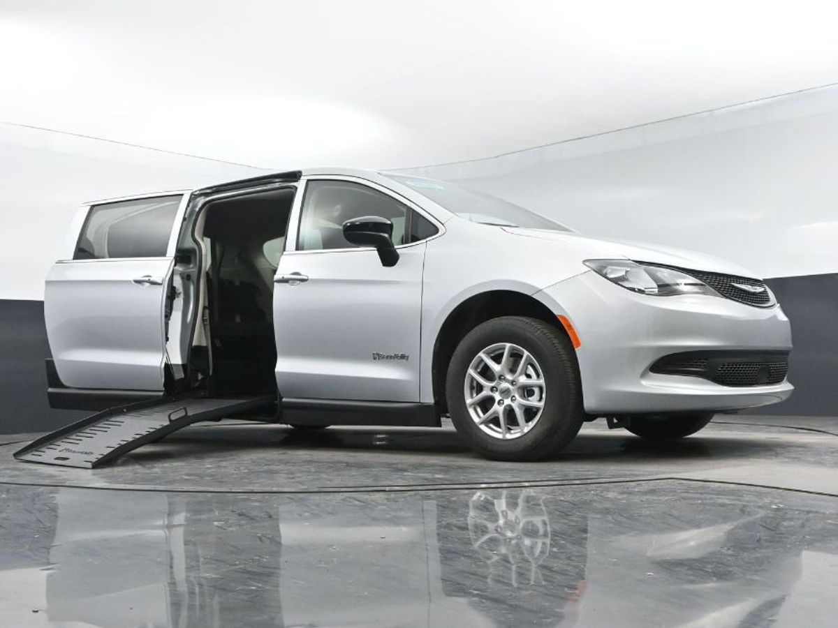 Silver Chrysler Voyager image number 7