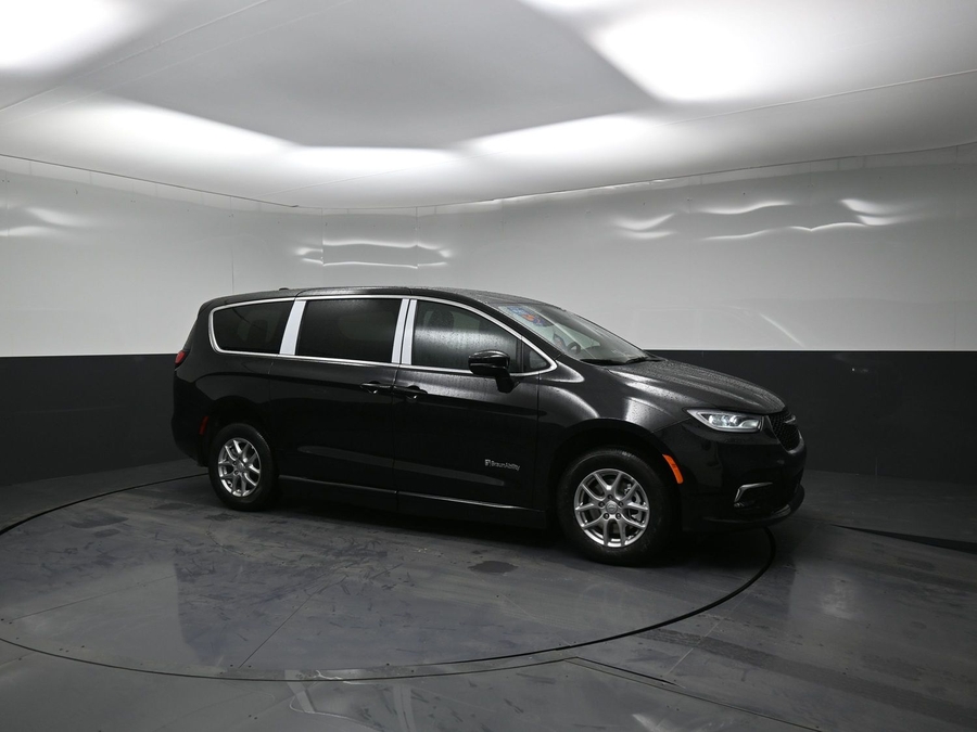 Black Chrysler Pacifica image number 17