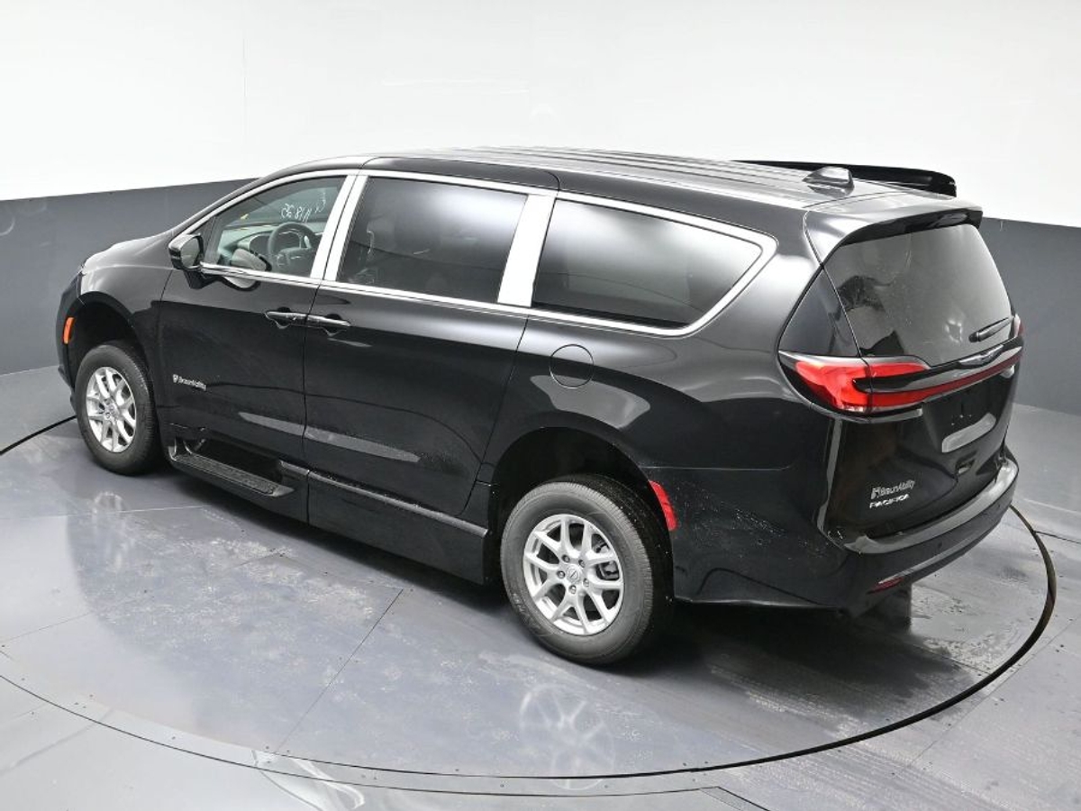 Black Chrysler Pacifica image number 15