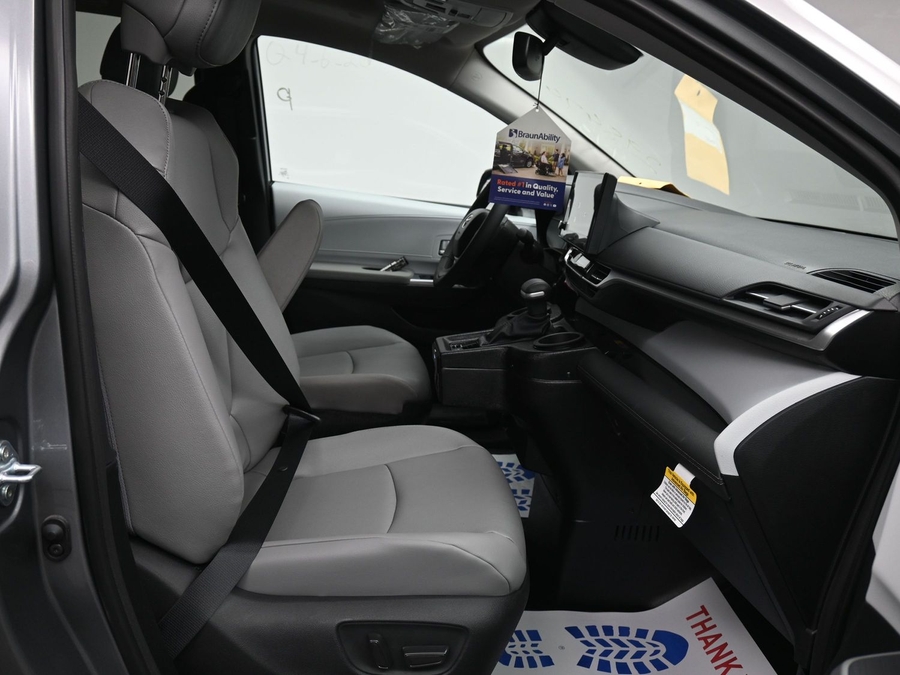 Grey Toyota Sienna image number 8