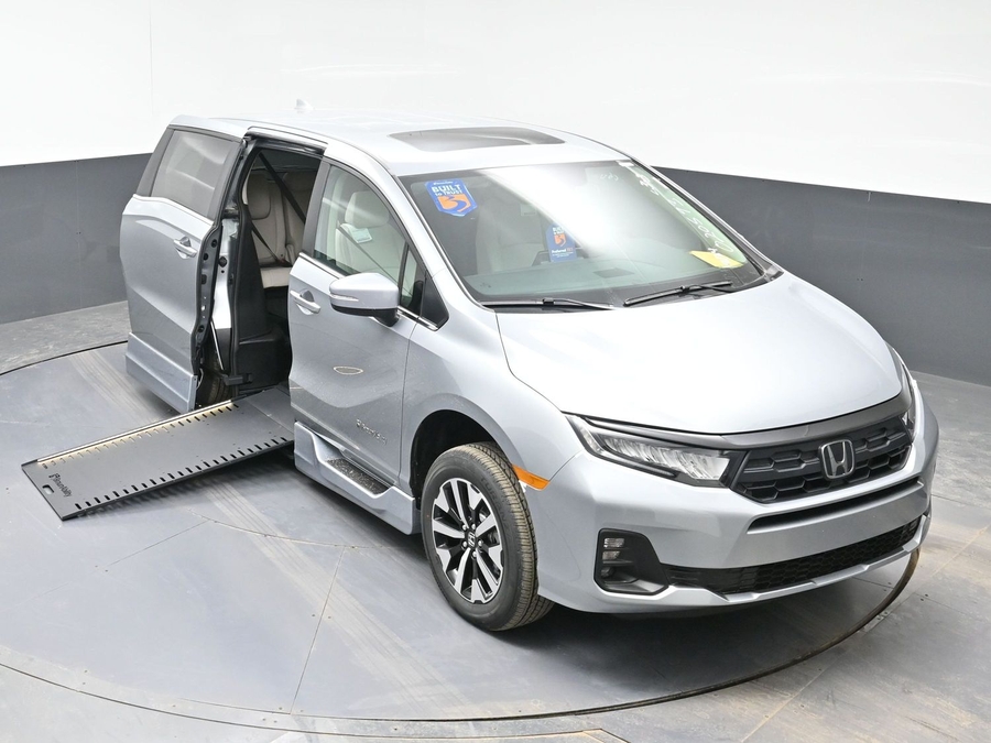 Silver Honda Odyssey image number 22