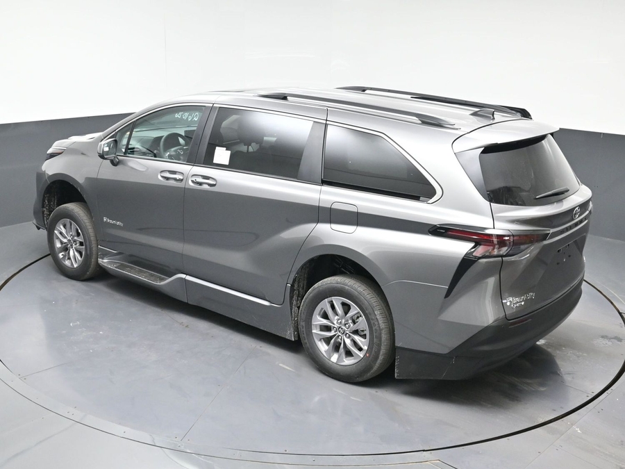 Grey Toyota Sienna image number 24