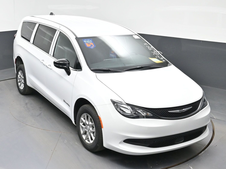 White Chrysler Voyager image number 9