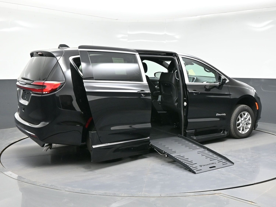 Black Chrysler Pacifica image number 4