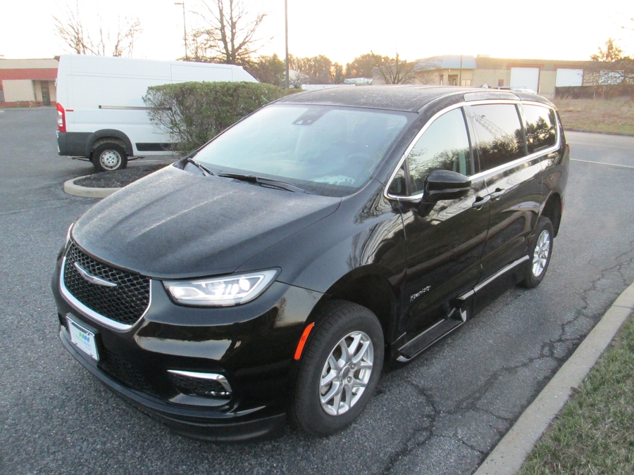 Black Chrysler Pacifica image number 3
