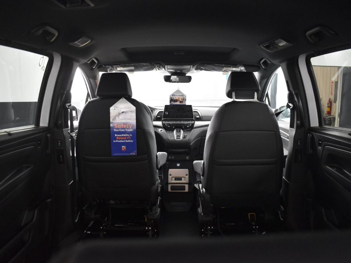 White Honda Odyssey image number 14