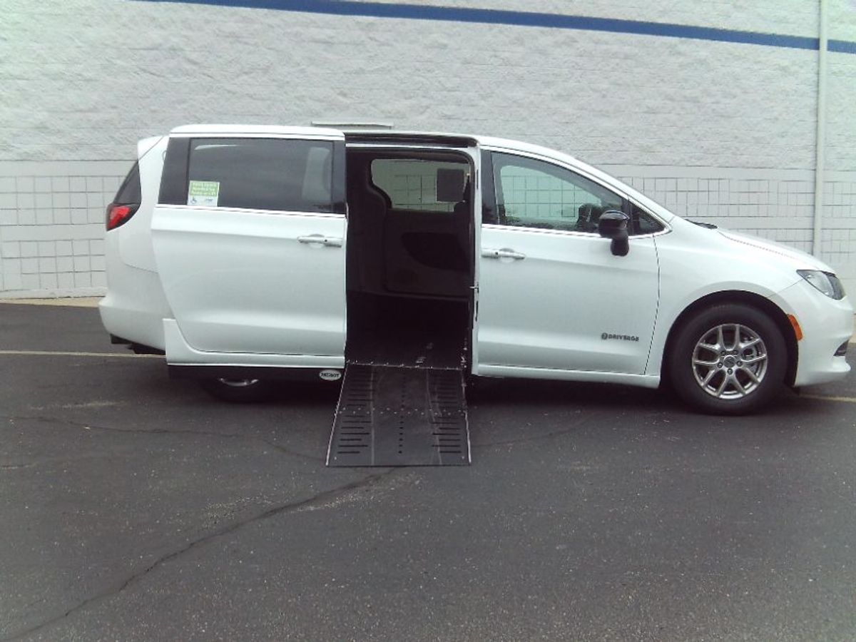 2024 CHRYSLER VOYAGER - Image 1