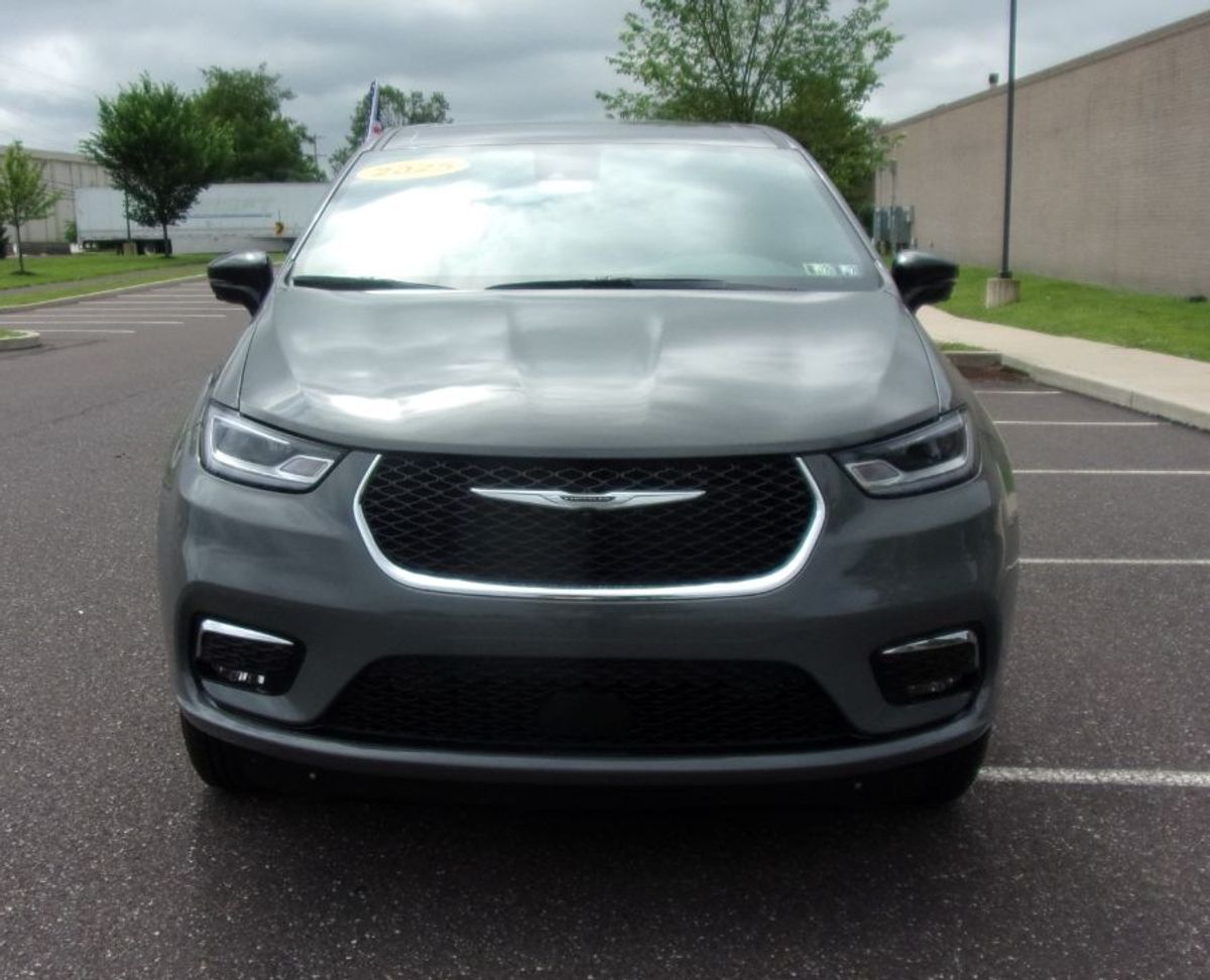 Grey Chrysler Pacifica image number 2