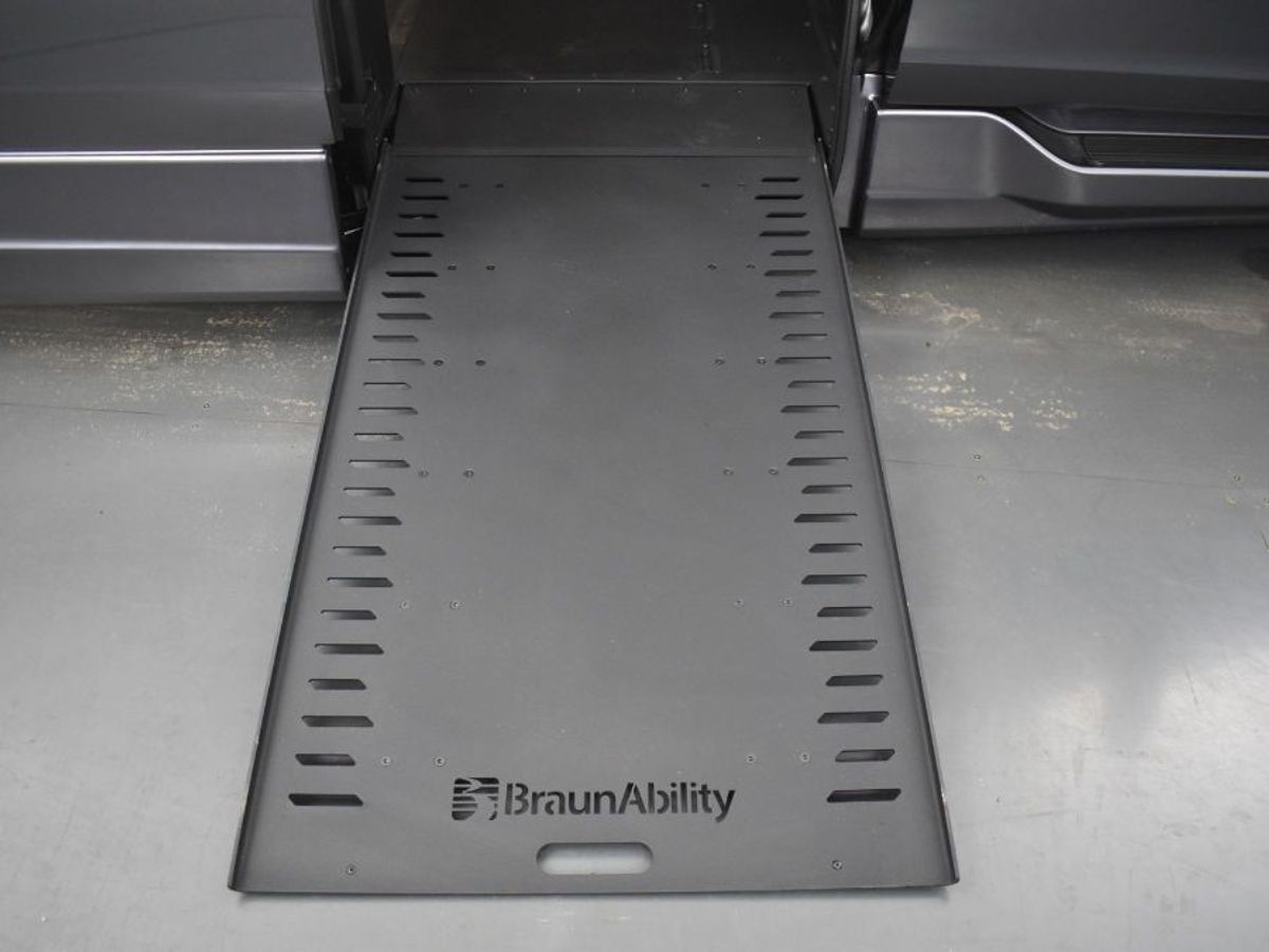 Grey Honda Odyssey image number 10