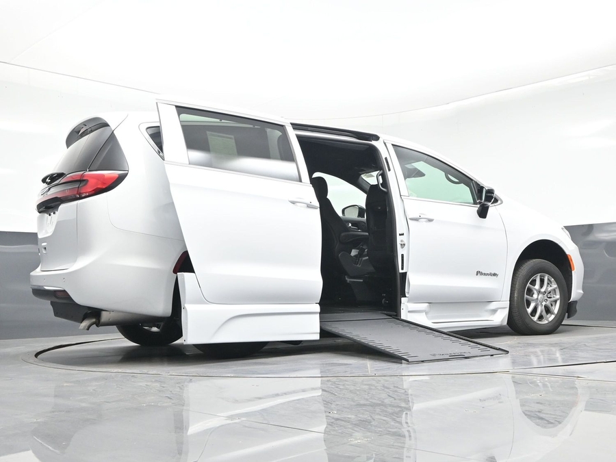White Chrysler Pacifica image number 22