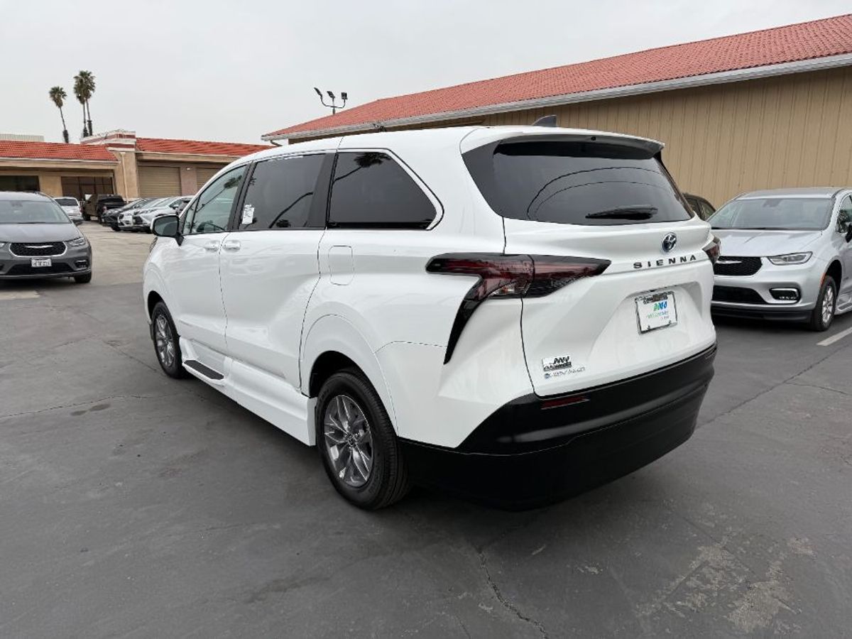 2025 TOYOTA SIENNA - Image 6
