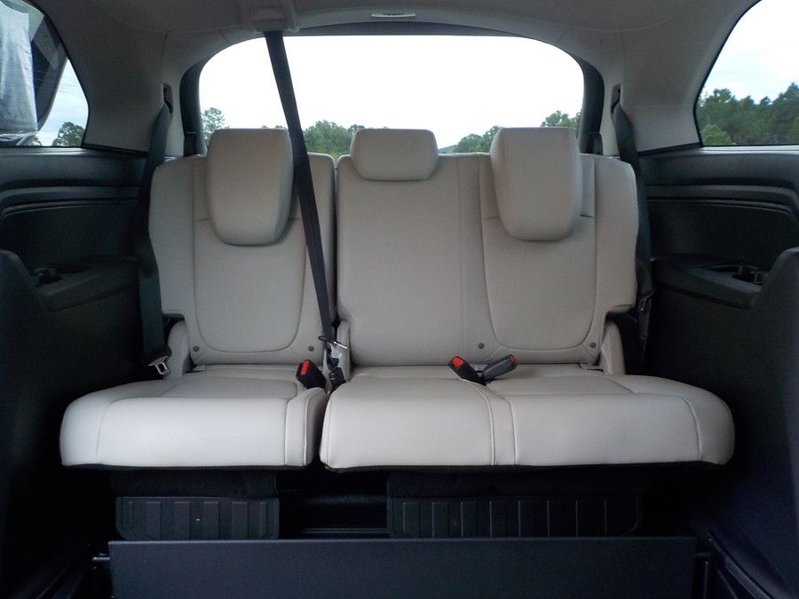 Silver Honda Odyssey image number 39