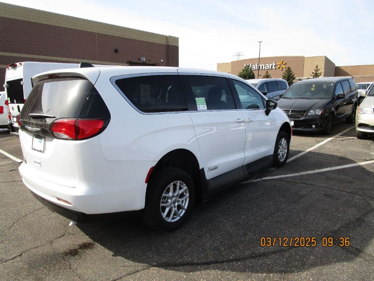 White Chrysler Voyager image number 10