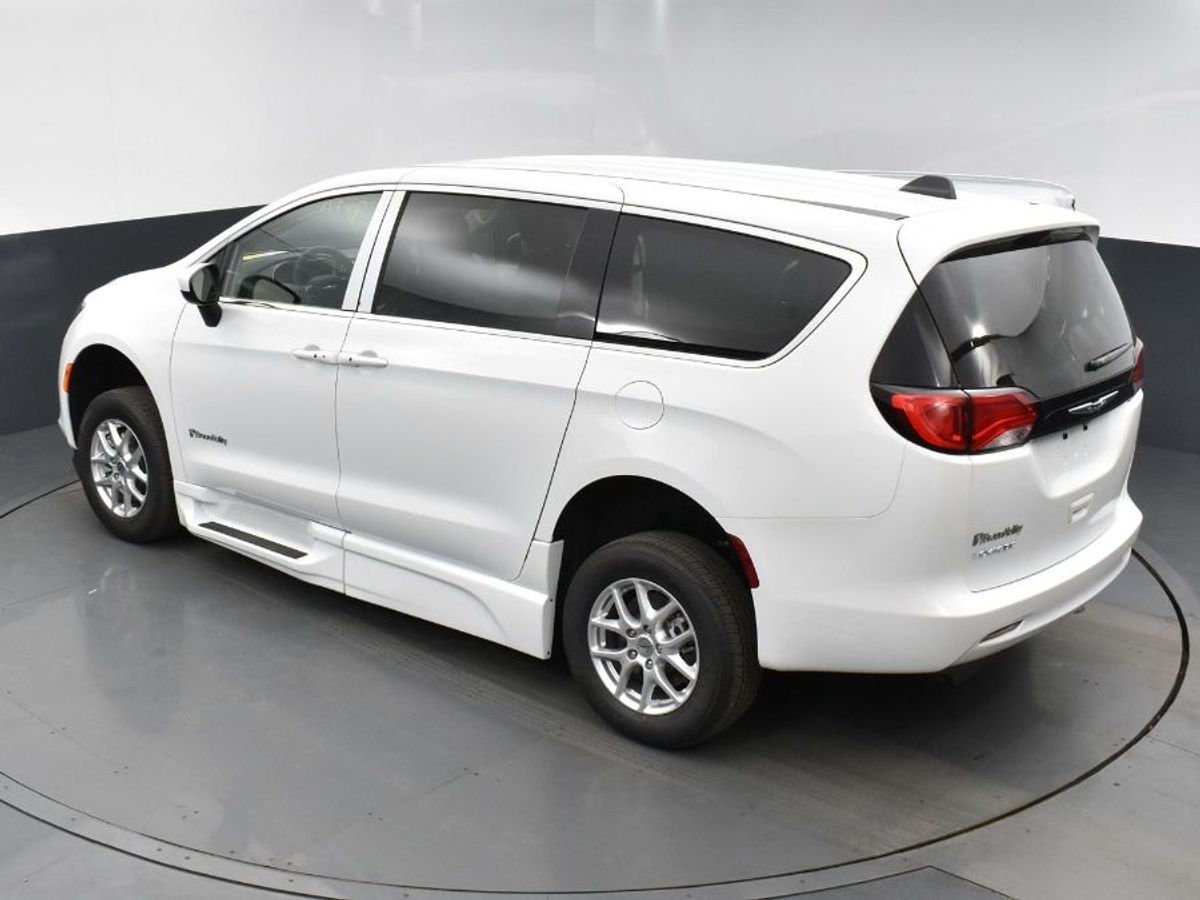 White Chrysler Voyager image number 15