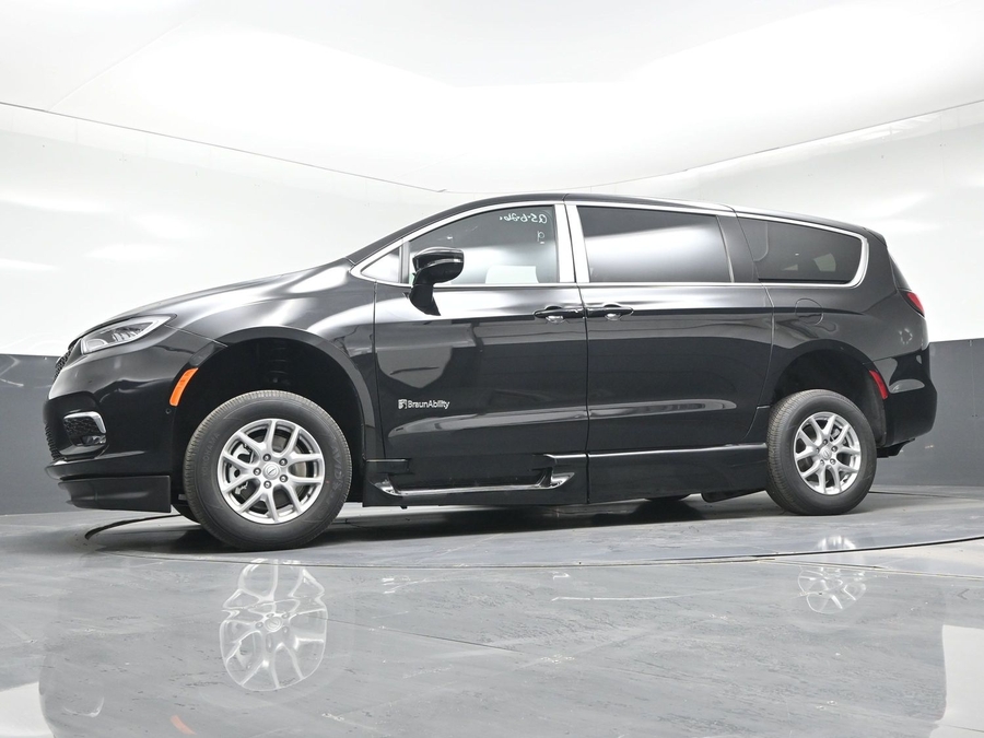 Black Chrysler Pacifica image number 15