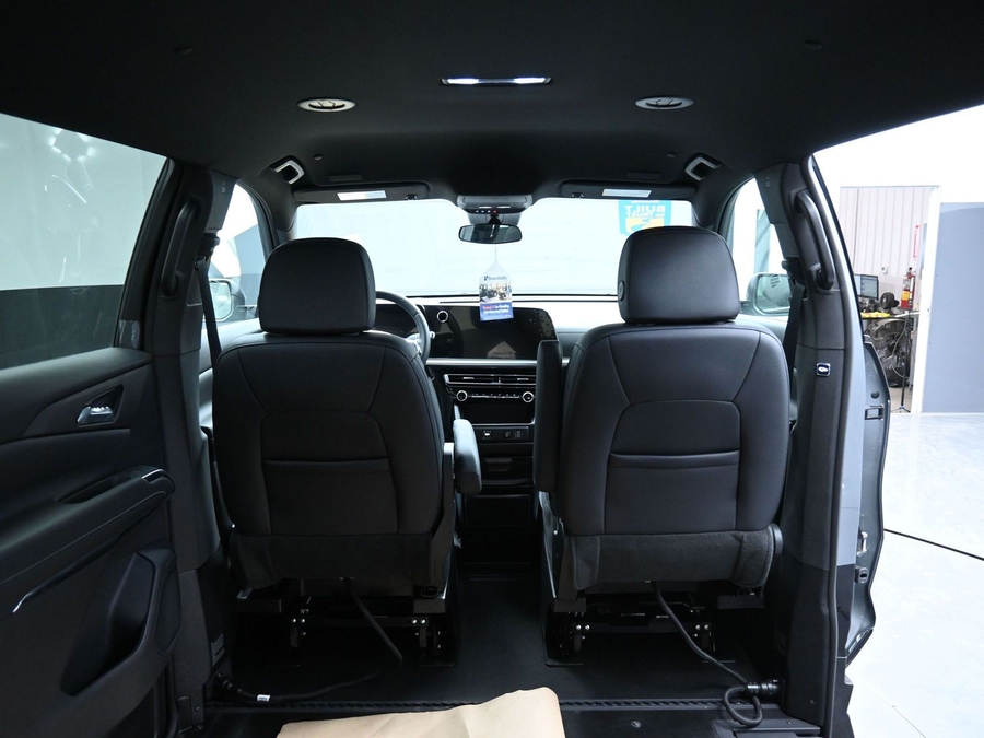 New 2025 Chevrolet Traverse 1LT Midnight - BraunAbility Side Entry Entry In Floor Automatic Ramp