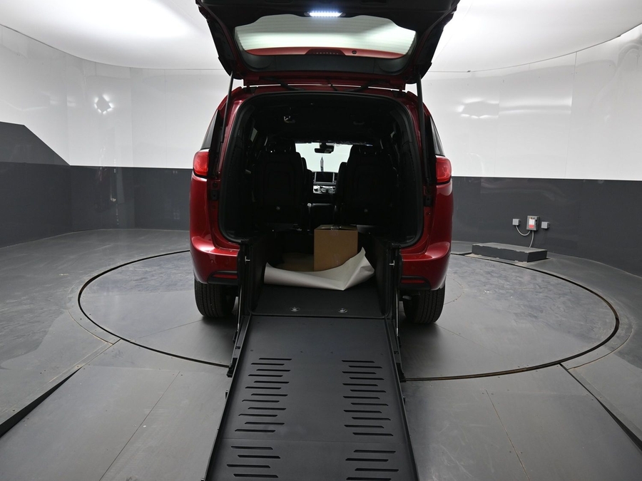 Red Chrysler Voyager image number 7