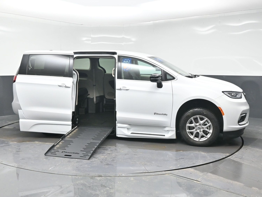 White Chrysler Pacifica image number 7