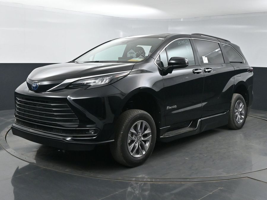 New 2025 Toyota Sienna Hybrid XLE Plus - BraunAbility Side Entry Entry In Floor Automatic Ramp