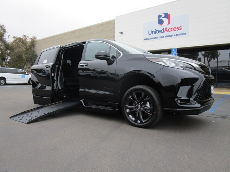 New 2025 Toyota Sienna Hybrid XSE Sport - BraunAbility Side Entry Entry In Floor Automatic Ramp