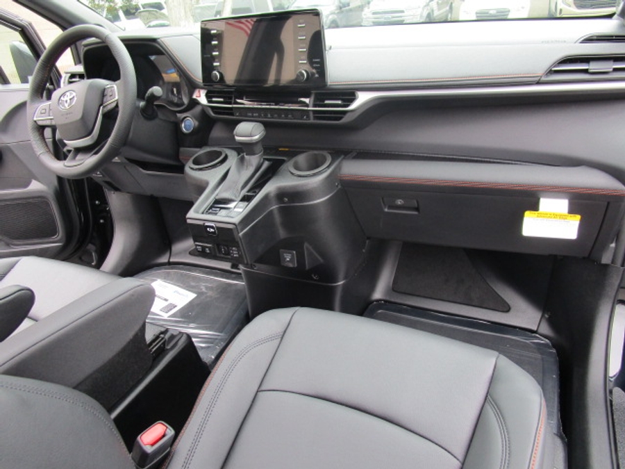 New 2025 Toyota Sienna Hybrid XSE Sport - BraunAbility Side Entry Entry In Floor Automatic Ramp