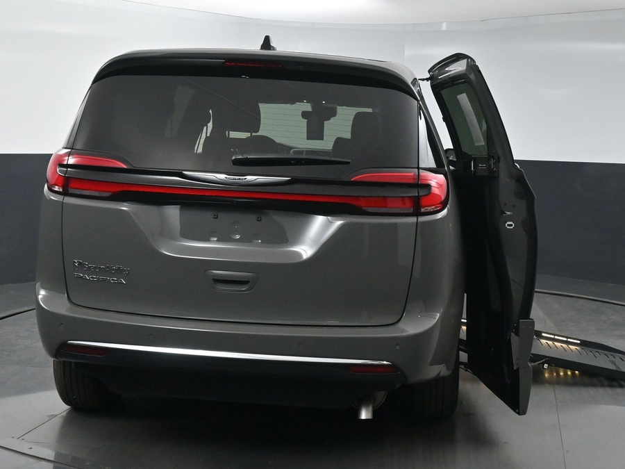 New 2025 Chrysler Pacifica Select Safety - BraunAbility Side Entry Entry Fold Out Automatic Ramp