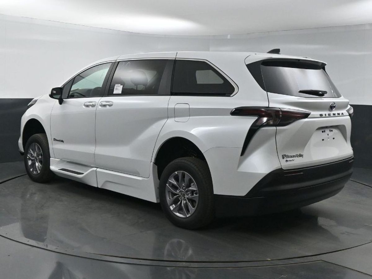 White Toyota Sienna image number 5