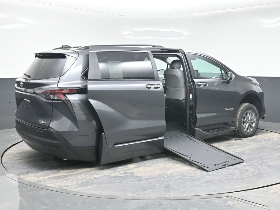 New 2025 Toyota Sienna Hybrid XLE Plus - BraunAbility Side Entry Entry In Floor Automatic Ramp