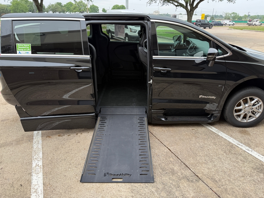 Black Chrysler Pacifica image number 9