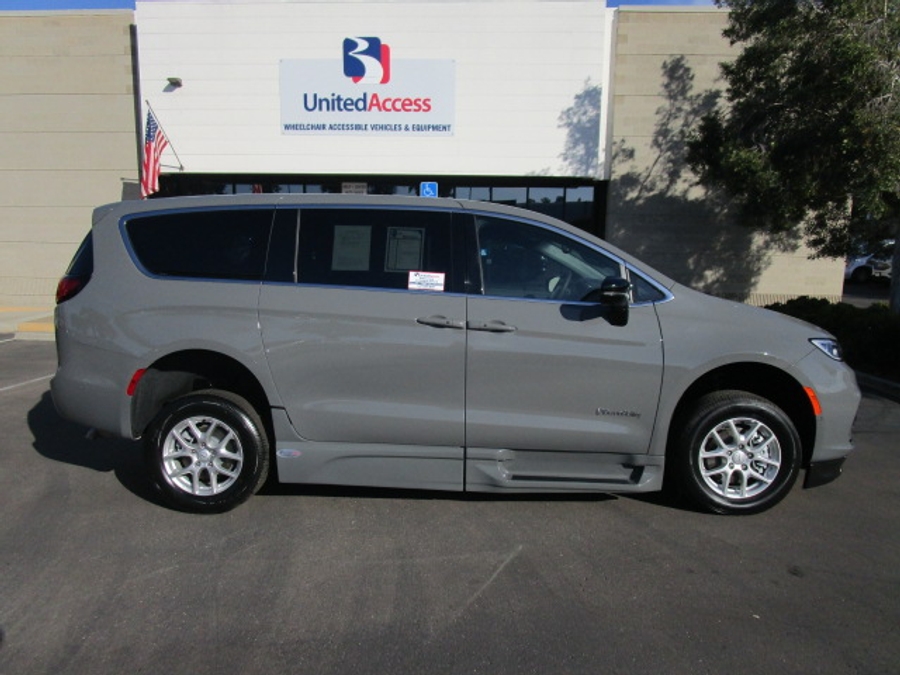 New 2025 Chrysler Pacifica Select Safety - BraunAbility Side Entry Entry Fold Out Automatic Ramp