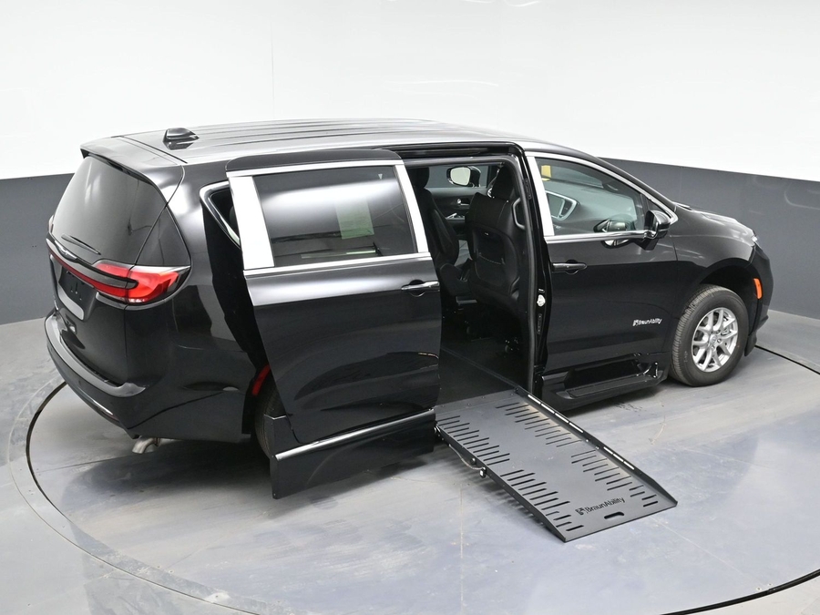 Black Chrysler Pacifica image number 22