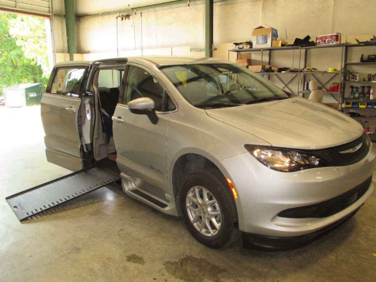 2023 CHRYSLER VOYAGER - Image 1