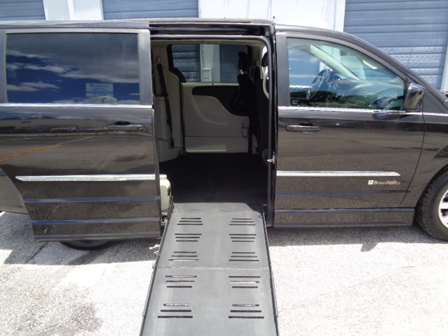 Used 2014 Chrysler Town and Country Touring - BraunAbility Side Entry Entry Fold Out Automatic Ramp