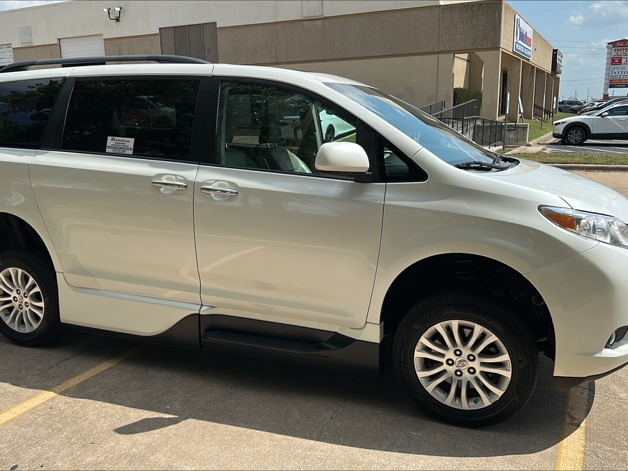 Used 2015 Toyota Sienna XLE - VMI Side Entry In Floor Automatic Ramp
