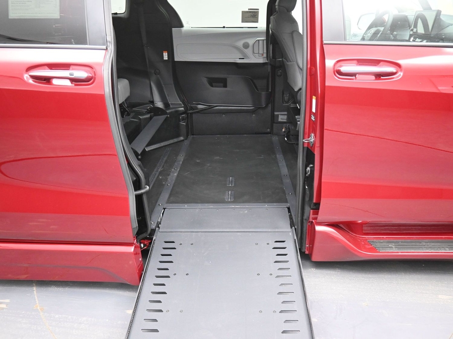 New 2026 Toyota Sienna Hybrid XLE Add - BraunAbility Side Entry Entry In Floor Automatic Ramp