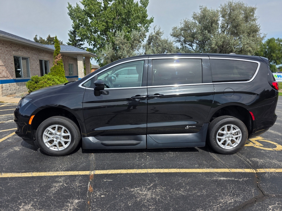 Black Chrysler Voyager image number 3