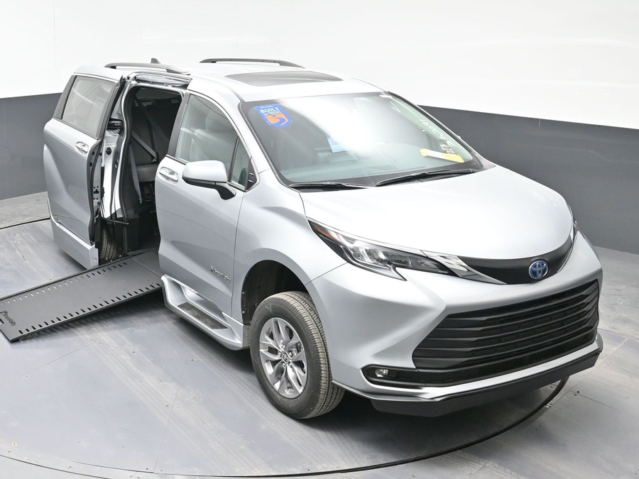 New 2025 Toyota Sienna Hybrid XLE Plus - BraunAbility Side Entry Entry In Floor Automatic Ramp