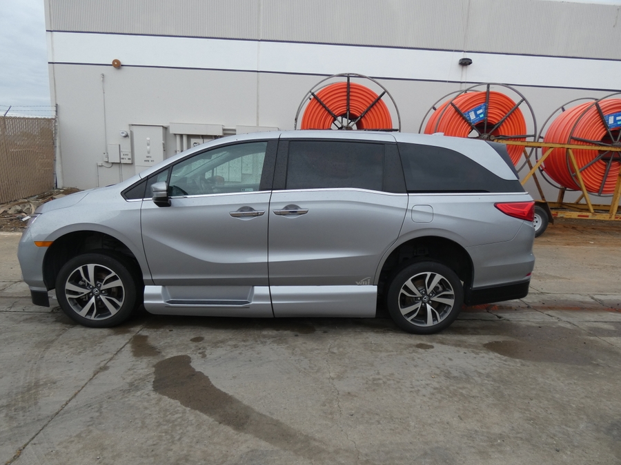Silver Honda Odyssey image number 18