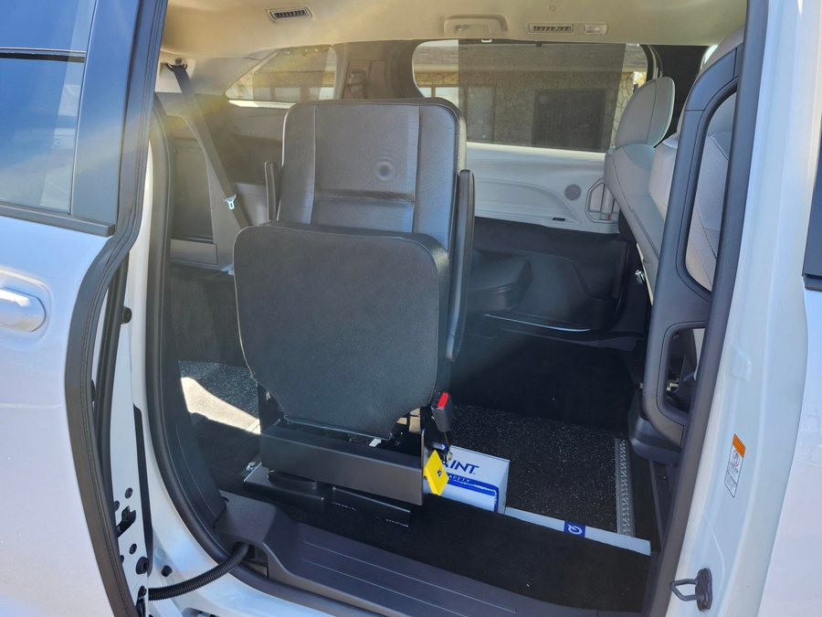 New 2026 Toyota Sienna Hybrid LE - Vantage Mobility Commercial Rear Entry Fold Out Manual Ramp