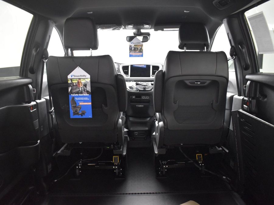 New 2025 Chrysler Pacifica Select Safety - BraunAbility Side Entry Entry Fold Out Automatic Ramp