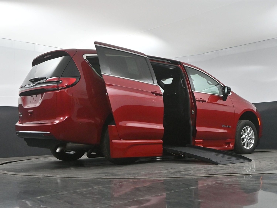 New 2025 Chrysler Pacifica Select Plus - BraunAbility Side Entry Entry Fold Out Automatic Ramp