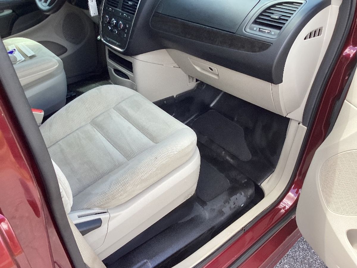 Red Dodge Grand Caravan image number 17