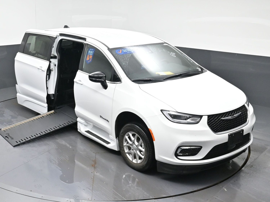 Used 2025 Chrysler Pacifica Select Safety - BraunAbility Side Entry In Floor Automatic Ramp